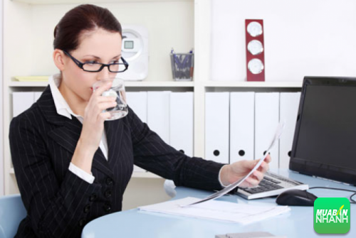 Uống nước sẽ giúp bạn giải tỏa được căng thẳng lúc làm việc