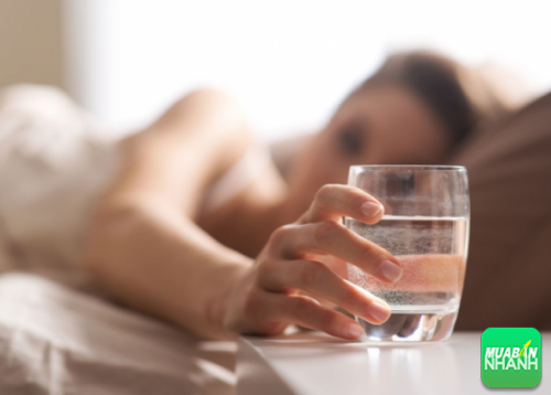 Uống một ly nước lọc hoặc 1 cốc sữa trước khi đi ngủ là cách dễ ngủ hay