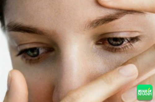 Bệnh gây ra triệu chứng nhìn mờ ở hai mắt hoặc có thể mất thị lực một mắt