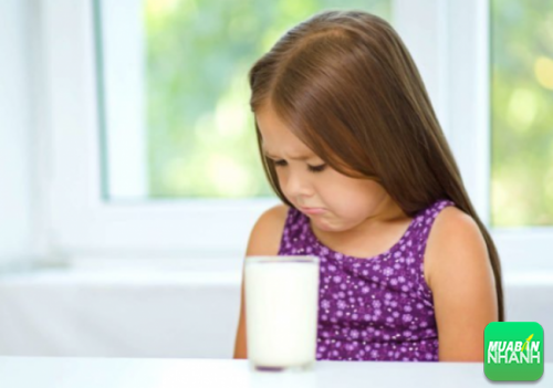 Người mắc bệnh không có khả năng tiêu hóa lactose – một loại đường có trong sữa và các sản phẩm của sữa