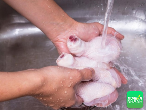 Nên rửa sạch thịt cá tươi sống bằng nước trước khi cho vào tủ đông.