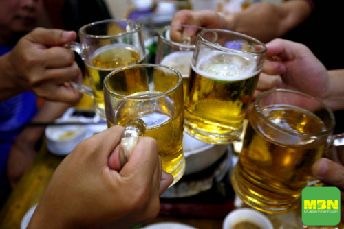 Uống rượu, bia thời gian dài sẽ có thể dẫn đến nghiện rượu, sút cân, chán ăn, rối loạn tiêu hóa. Ảnh: Femalesia.